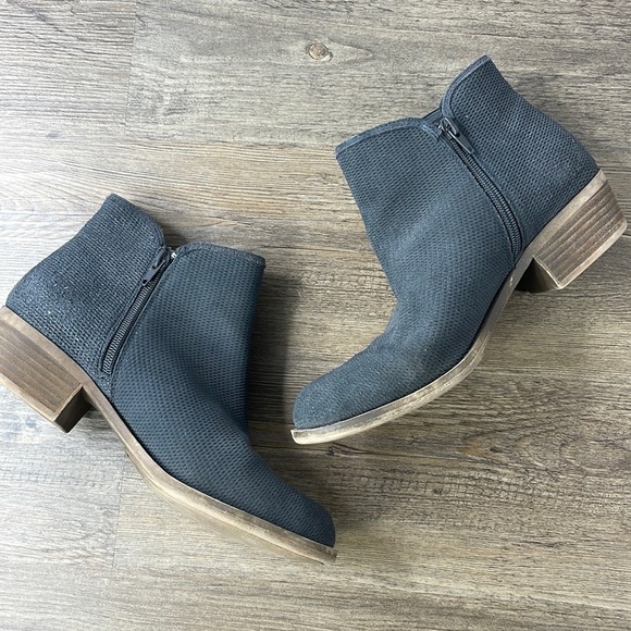 Kensie Gerona Textured Suede Grey Ankle Bootie, size 9 - Picture 3 of 10